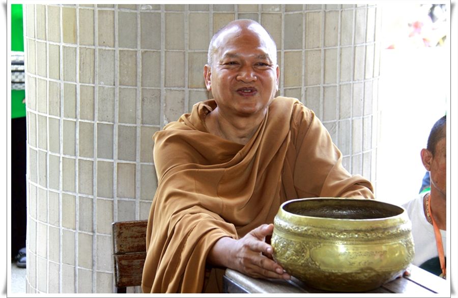 ﻿ท่านเจ้าคุณอลงกต วัดพระบาทน้ำพุ รับบิณฑบาต ณ  กรมบังคับคดี